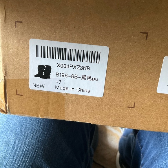 Amazon Essentials Black slouching boots. Metallic Accents - Picture 12 of 14